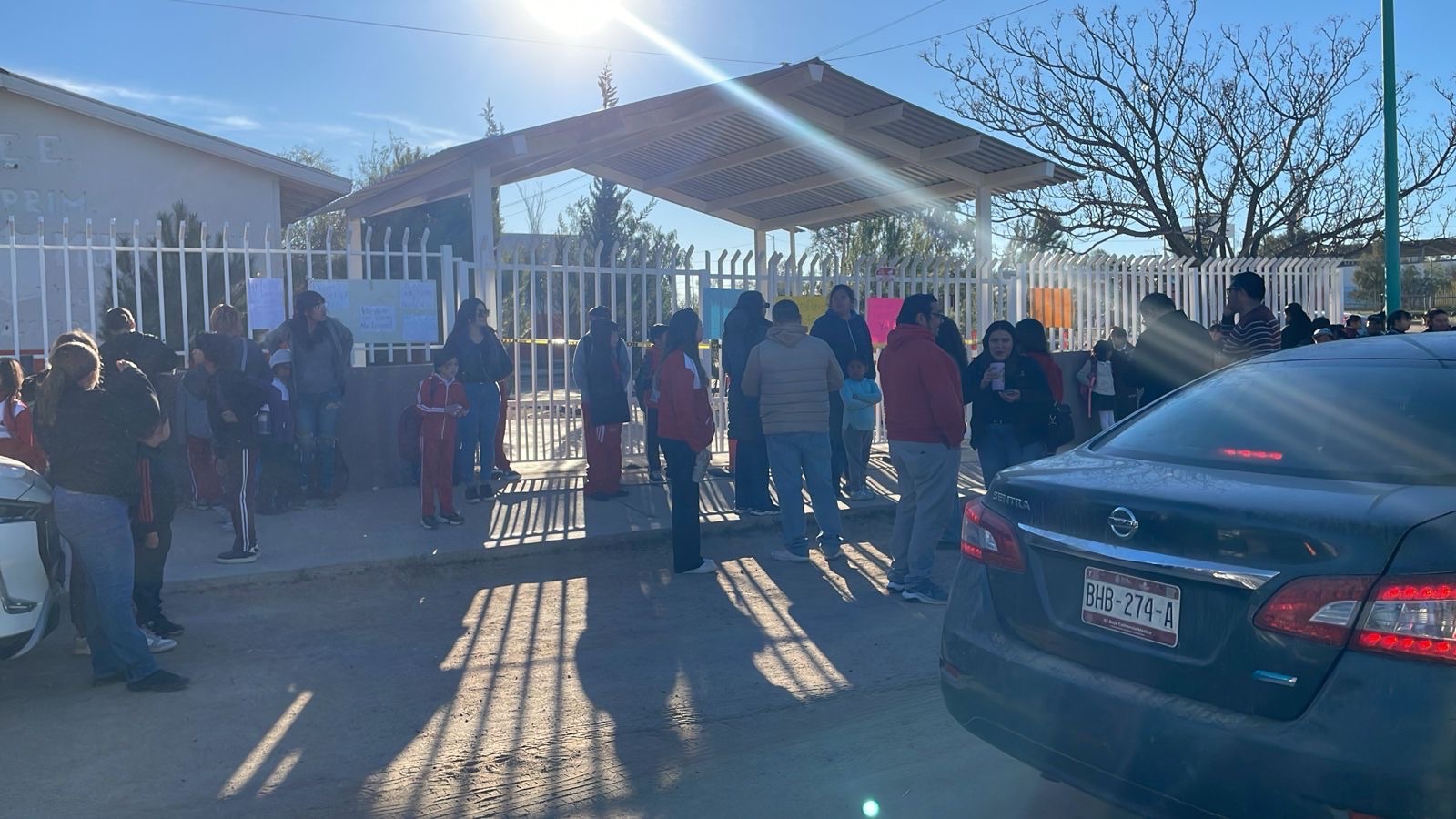 TECATE || PADRES DE FAMILIA SE MANIFIESTAN EN ESCUELA POR FALTA DE ...